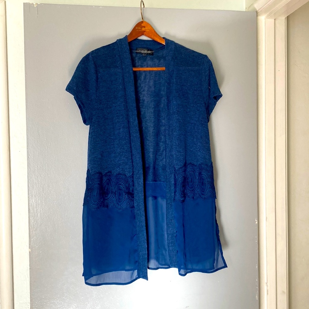 Pretty light layer, open tunic, top with cute detailing